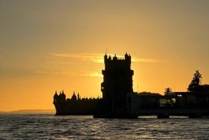 Lisbona: tour privato in barca a vela sul Tago al tramonto