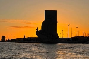 Lisbona: tour privato in barca a vela sul Tago al tramonto