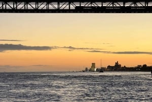 Lisbona: tour privato in barca a vela sul Tago al tramonto