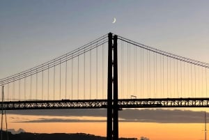 Lisbona: tour privato in barca a vela sul Tago al tramonto