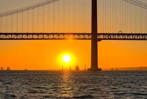 Lisbona: tour privato in barca a vela sul Tago al tramonto