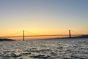Lisbona: tour privato in barca a vela sul Tago al tramonto