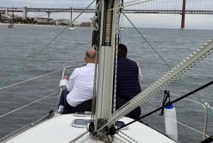 Lissabon: Private Tour mit dem Segelboot auf dem Tejo