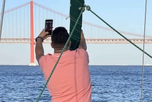 Lissabon: Private Tour mit dem Segelboot auf dem Tejo