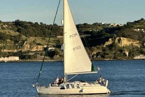 Lissabon: Private Tour mit dem Segelboot auf dem Tejo