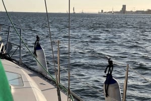 Lissabon: Private Tour mit dem Segelboot auf dem Tejo