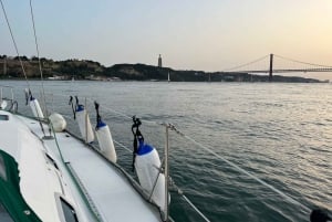 Lissabon: Private Tour mit dem Segelboot auf dem Tejo