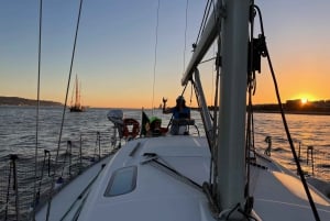 Lissabon: Private Tour mit dem Segelboot auf dem Tejo