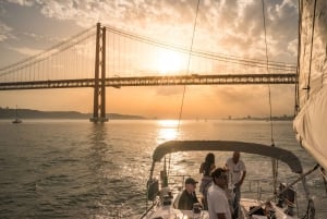 Lisboa: Crucero privado al atardecer por el río Tajo con bebida