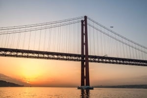 Lisboa: Crucero privado al atardecer por el río Tajo con bebida