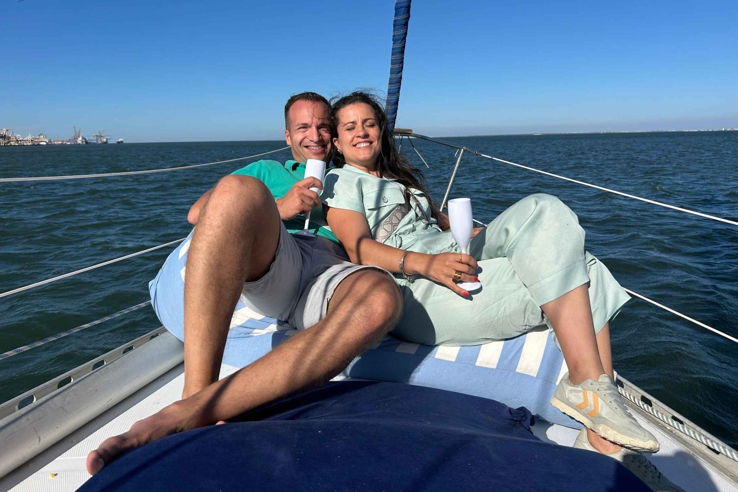 Lissabon: Private Sonnenuntergangsfahrt für zwei mit Wein und Snacks