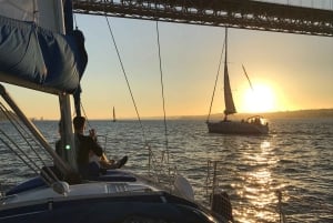 Lissabon: Private Sunset Sailing Tour mit Champagner