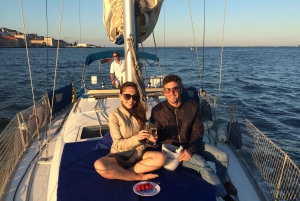 Lissabon: Private Sunset Sailing Tour mit Champagner