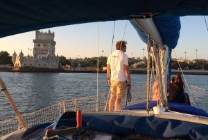 Lissabon: Private Sunset Sailing Tour mit Champagner