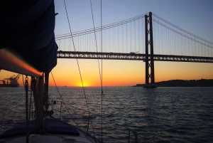 Lissabon: Private Sunset Sailing Tour mit Champagner