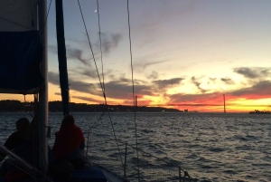 Lissabon: Private Sunset Sailing Tour mit Champagner