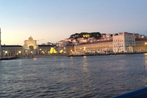 Lissabon: Private Sunset Sailing Tour mit Champagner