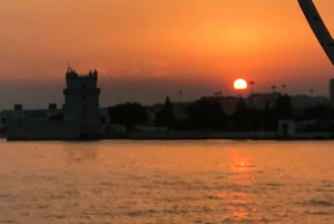 Lissabon: Private Sunset Sailing Tour mit Champagner