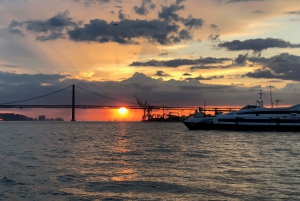 Lissabon: Private Sunset Sailing Tour mit Champagner