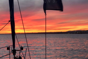 Lissabon: Private Sunset Sailing Tour mit Champagner