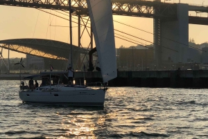 Lissabon: Private Sunset Sailing Tour mit Champagner