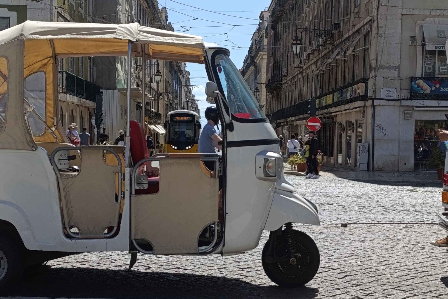 Lisbon: Private Tour in a Piaggio Ape Calessino