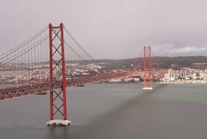 Lissabon: Privé Tuk Tuk Tour Christus de Koning & Brug van Abril
