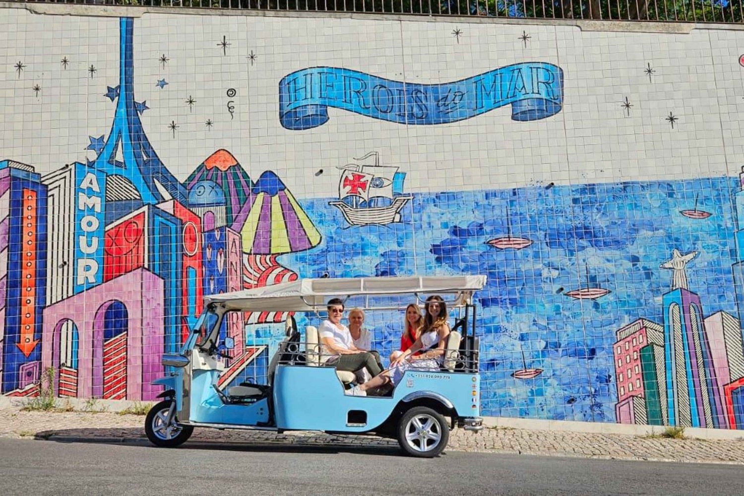 Lissabon: Tuk-Tuk Tour auf Französisch oder Deutsch mit ortskundigem Guide