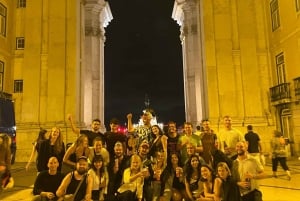 Lisbon: Pub Crawl with Unlimited Drinks and VIP Club Entry