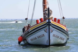 Lisbon: River Tagus Sightseeing Cruise in Traditional Vessel