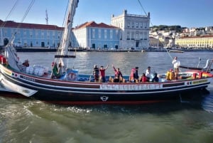 Lisbon: River Tagus Sightseeing Cruise in Traditional Vessel