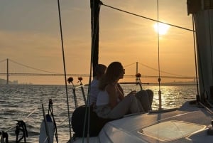 Lisbon: Romantic Sunset Cruise With Wine & Portuguese Tapas