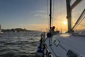 Lisbon: Romantic Sunset Cruise With Wine & Portuguese Tapas
