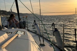 Lisbon: Romantic Sunset Cruise With Wine & Portuguese Tapas
