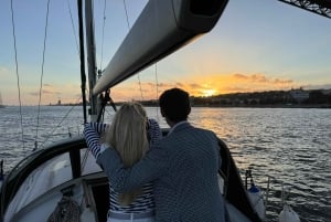 Lisbon: Romantic Sunset Cruise With Wine & Portuguese Tapas
