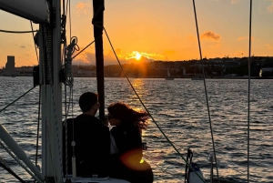 Lisbon: Romantic Sunset Cruise With Wine & Portuguese Tapas