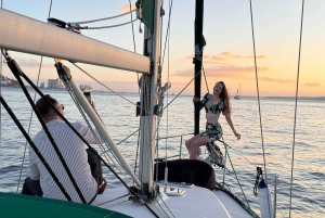 Lisbon: Romantic Sunset Cruise With Wine & Portuguese Tapas