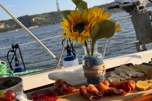 Lisbon: Romantic Sunset Cruise With Wine & Portuguese Tapas