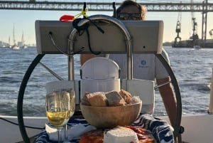 Lisbon: Romantic Sunset Cruise With Wine & Portuguese Tapas