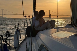 Lisboa: Romántico Crucero al Atardecer con Vino y Tapas Portuguesas