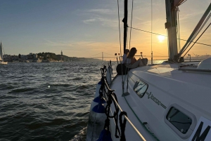 Lisboa: Romántico Crucero al Atardecer con Vino y Tapas Portuguesas
