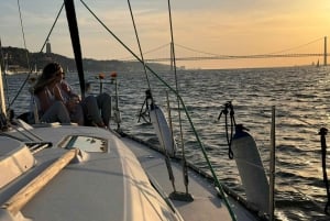 Lisboa: Romántico Crucero al Atardecer con Vino y Tapas Portuguesas