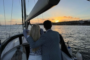 Lisboa: Romántico Crucero al Atardecer con Vino y Tapas Portuguesas