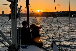 Lisboa: Romántico Crucero al Atardecer con Vino y Tapas Portuguesas