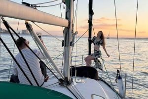 Lisboa: Romántico Crucero al Atardecer con Vino y Tapas Portuguesas