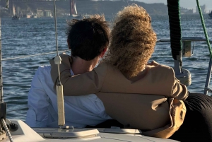 Lisboa: Romántico Crucero al Atardecer con Vino y Tapas Portuguesas