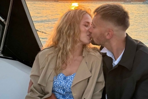 Lisboa: Romántico Crucero al Atardecer con Vino y Tapas Portuguesas