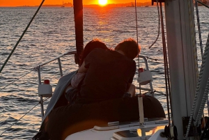 Lisboa: Romántico Crucero al Atardecer con Vino y Tapas Portuguesas