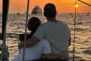 Lisboa: Romántico Crucero al Atardecer con Vino y Tapas Portuguesas