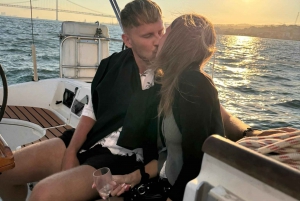 Lisboa: Romántico Crucero al Atardecer con Vino y Tapas Portuguesas
